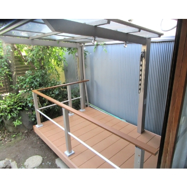 物干しスペースにウッドデッキ