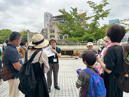 平和記念公園碑めぐり：広島県生協連平和ガイドさんの案内.jpg