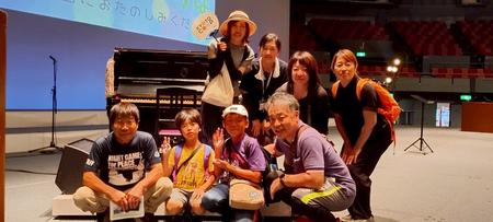 被爆ピアノ、調律師の矢川さんと.jpg